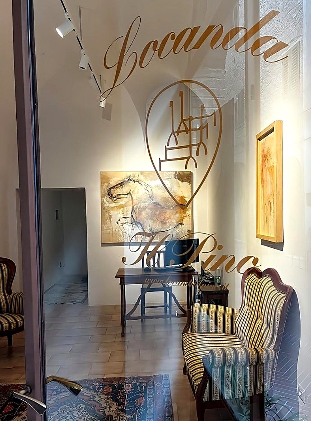 La vetrata con il logo della Locanda Il Pino