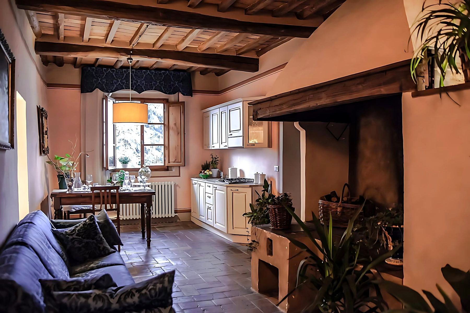 Apartamento Conte: soggiorno con camino antico e angolo cottura