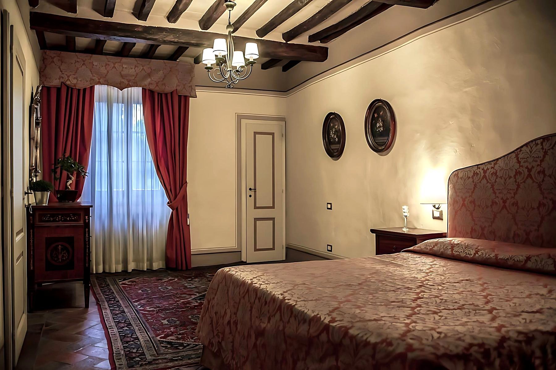 Apartamento Conte: camera con letto in damasco rosso