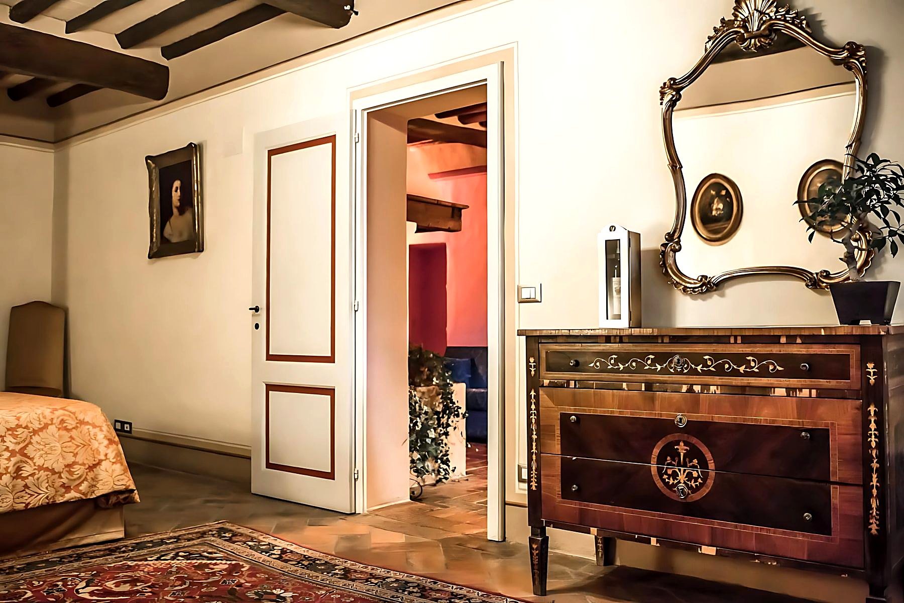 Apartamento Conte: cassettone intarsiato e specchio dorato