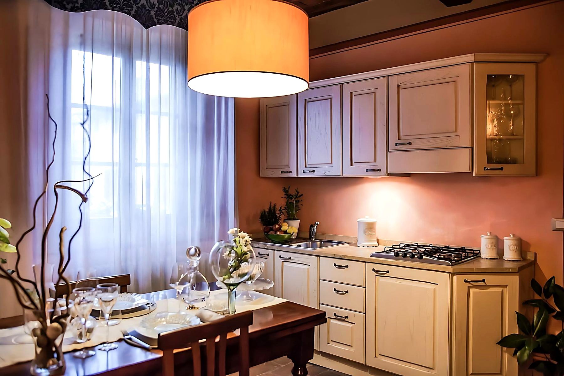 Apartamento Conte: cucina con tavolo apparecchiato