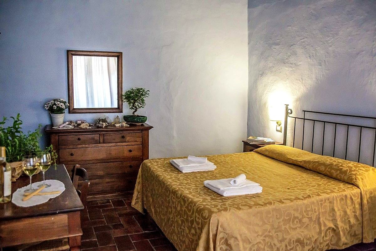 Apartamento Maria: camera matrimoniale con pareti azzurre