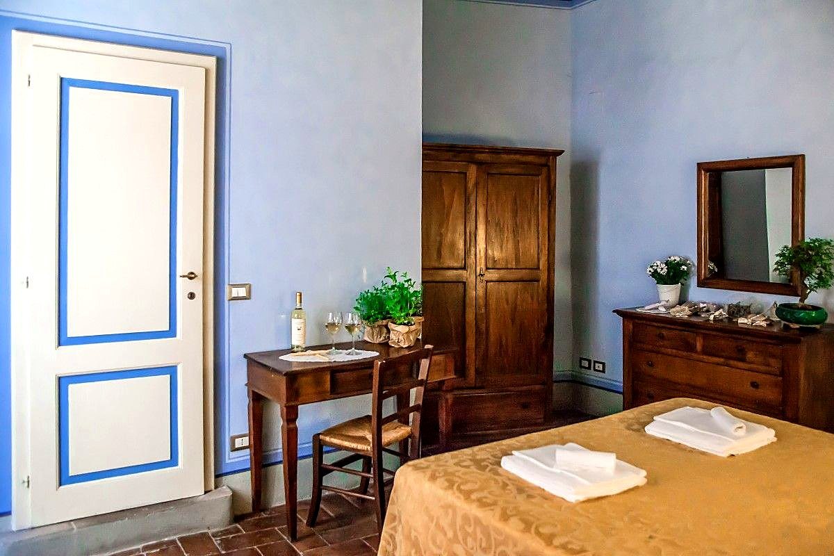 Apartamento Maria: camera con armadio antico e scrittoio