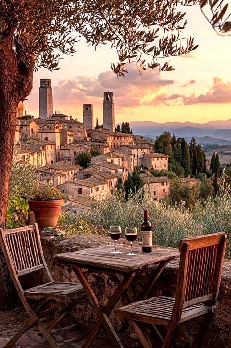 Tavolo con vino e vista su San Gimignano