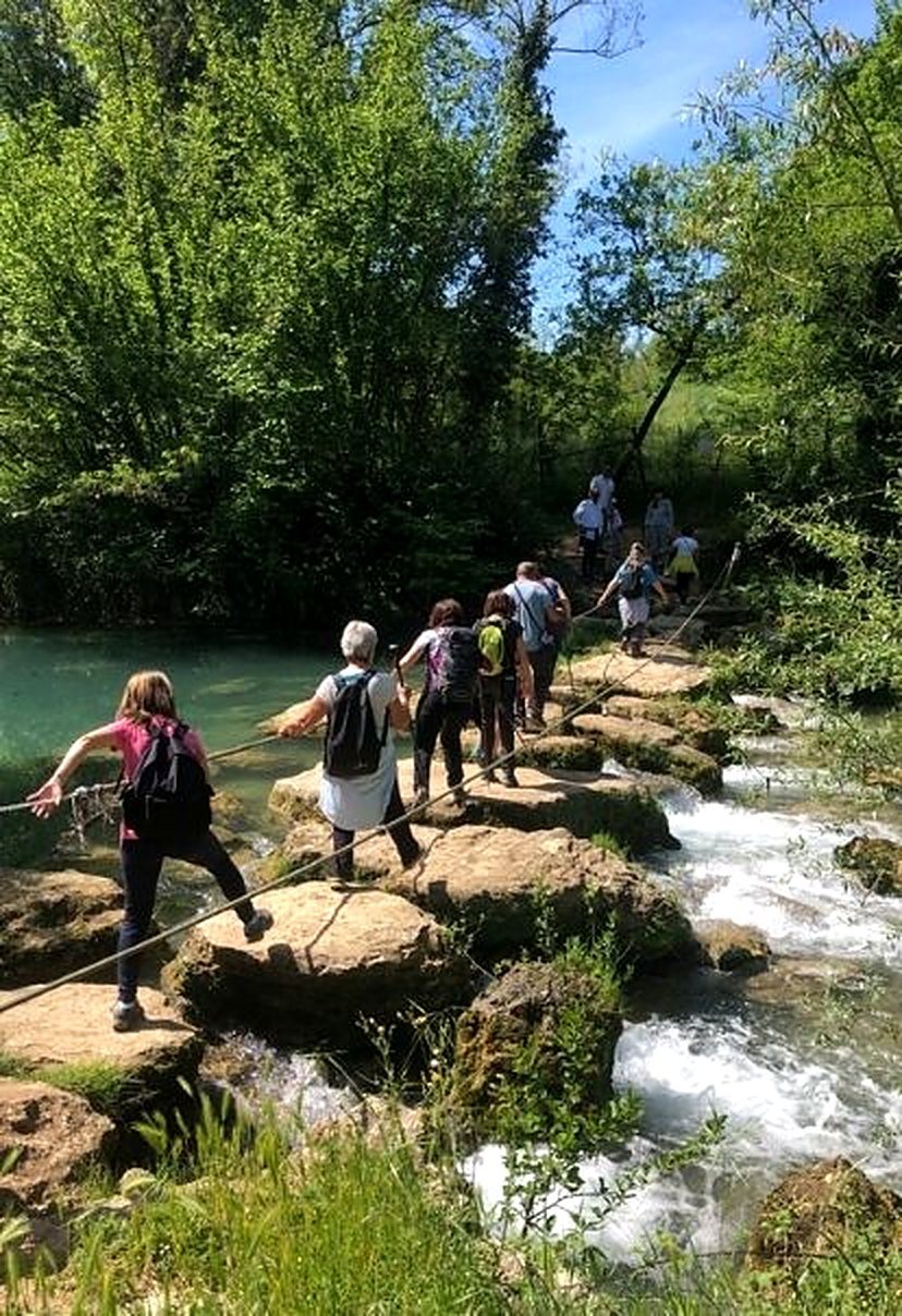 Excursionessti lungo un torrente