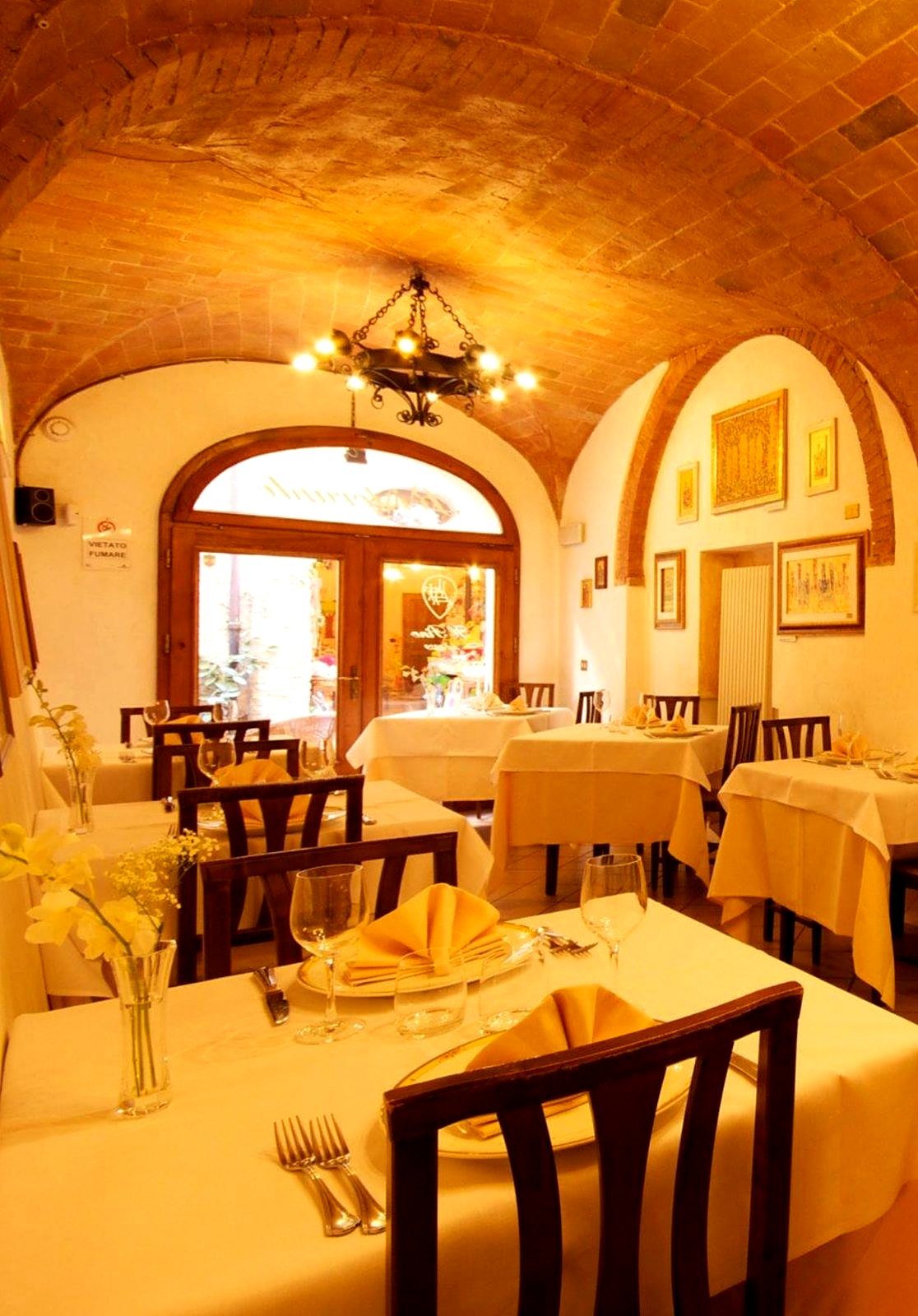 La sala del Restaurante Il Pino con volte in mattoni