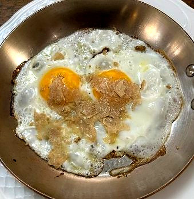 Uova al tegamino con tartufo
