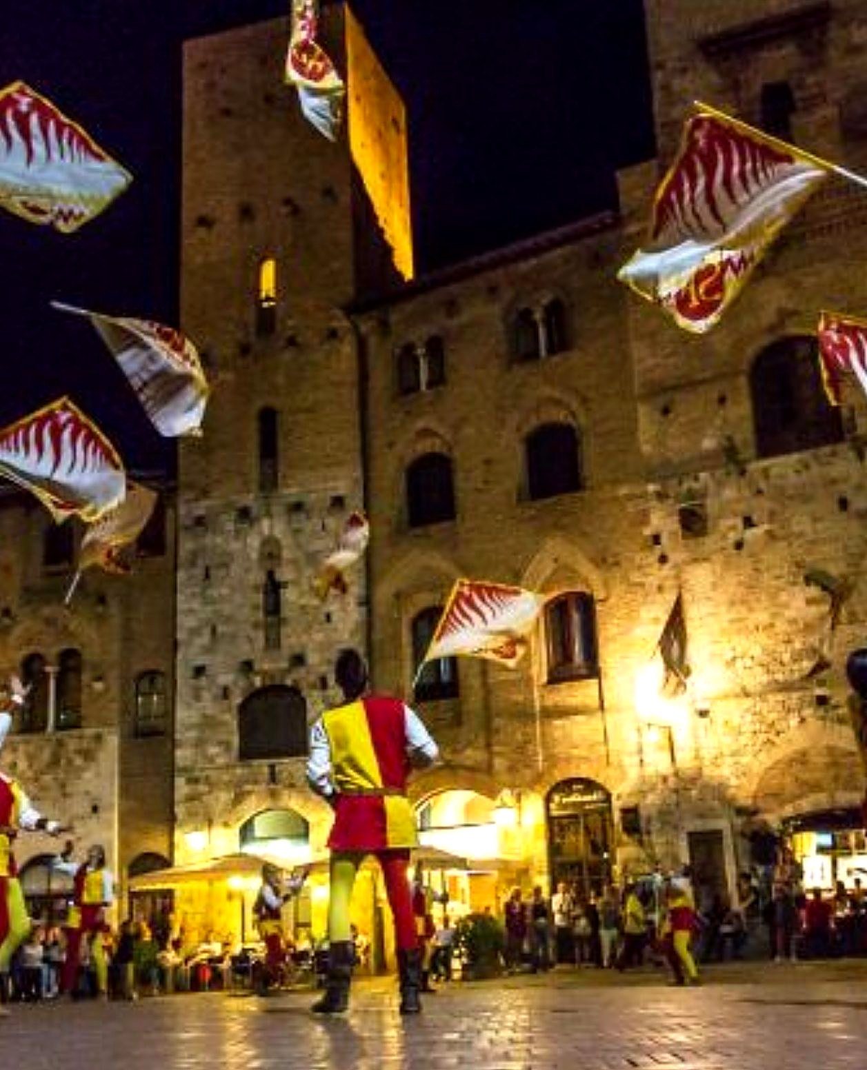 Sbandieratori nella piazza centrale di sera