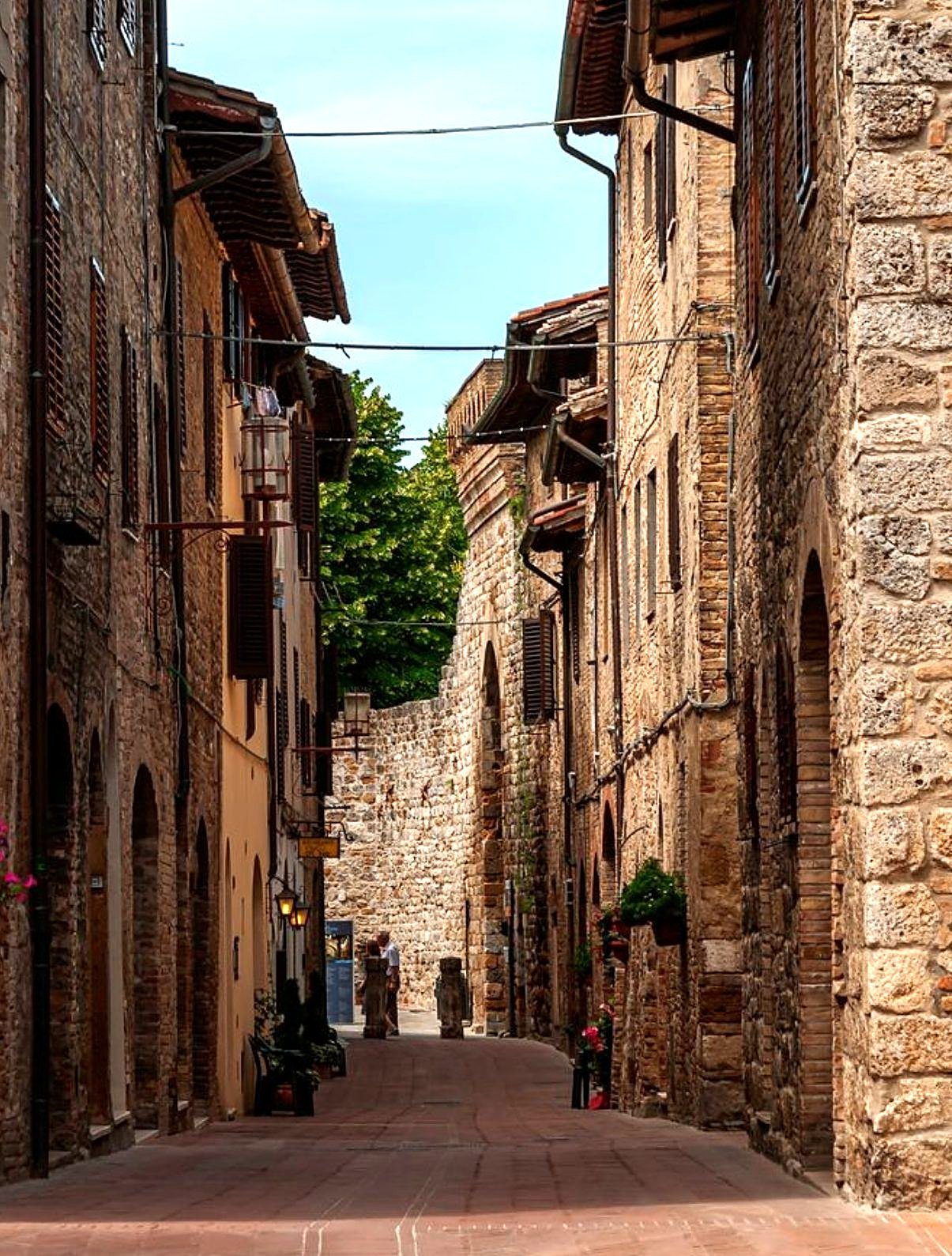 La via della locanda tra case in pietra