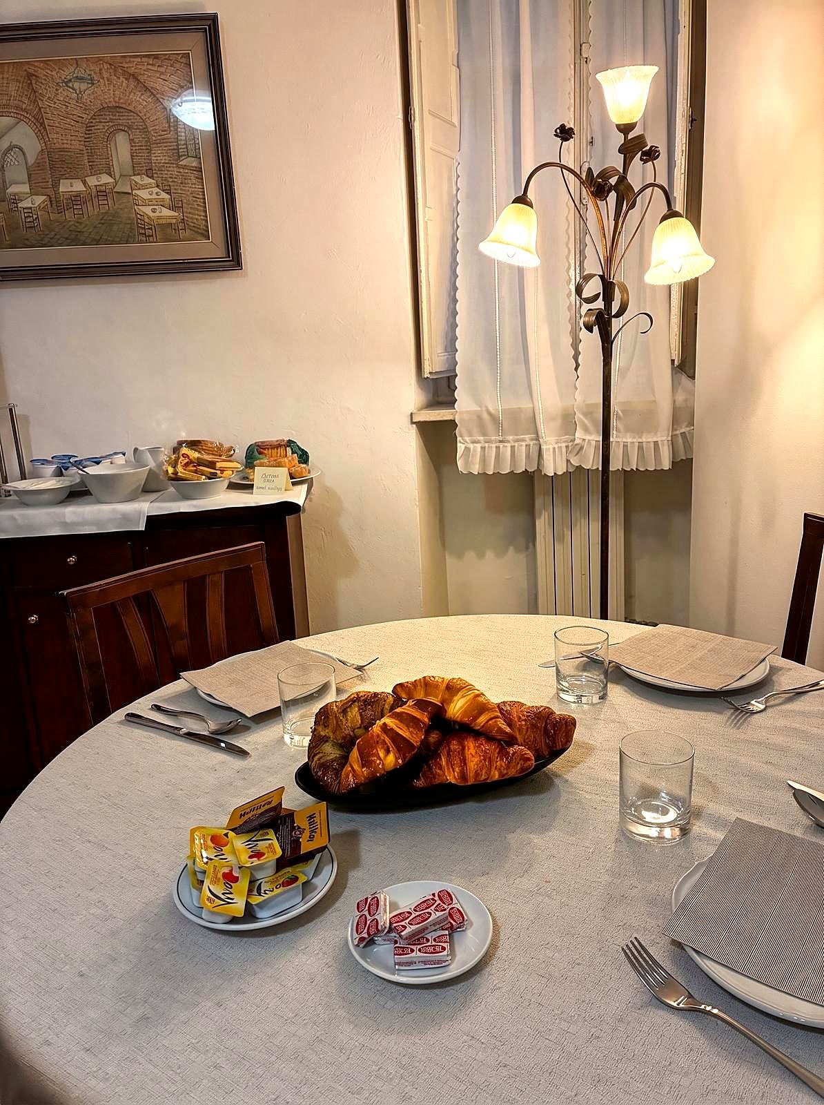 Tavolo della colazione con cornetti e buffet