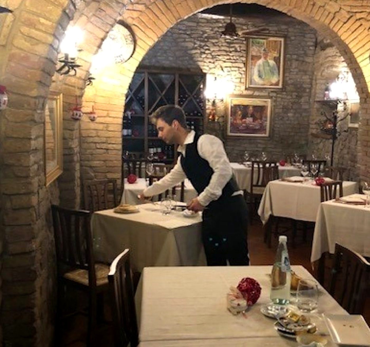 Filippo apparecchia la sala con archi in mattoni
