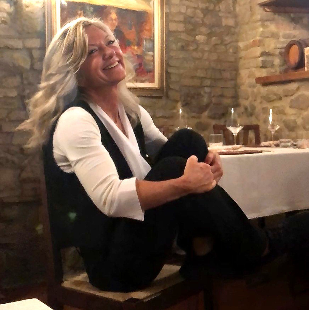Elena sorridente nella sala in pietra